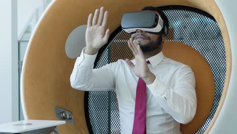 Fokussierter-Geschäftsmann-Im-VR-Headset